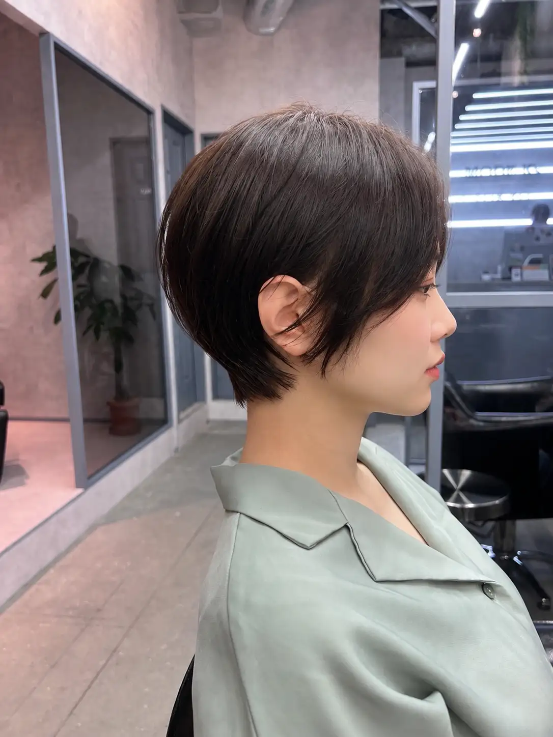 首元をすっきり見せる、大人の丸みショートの施術後