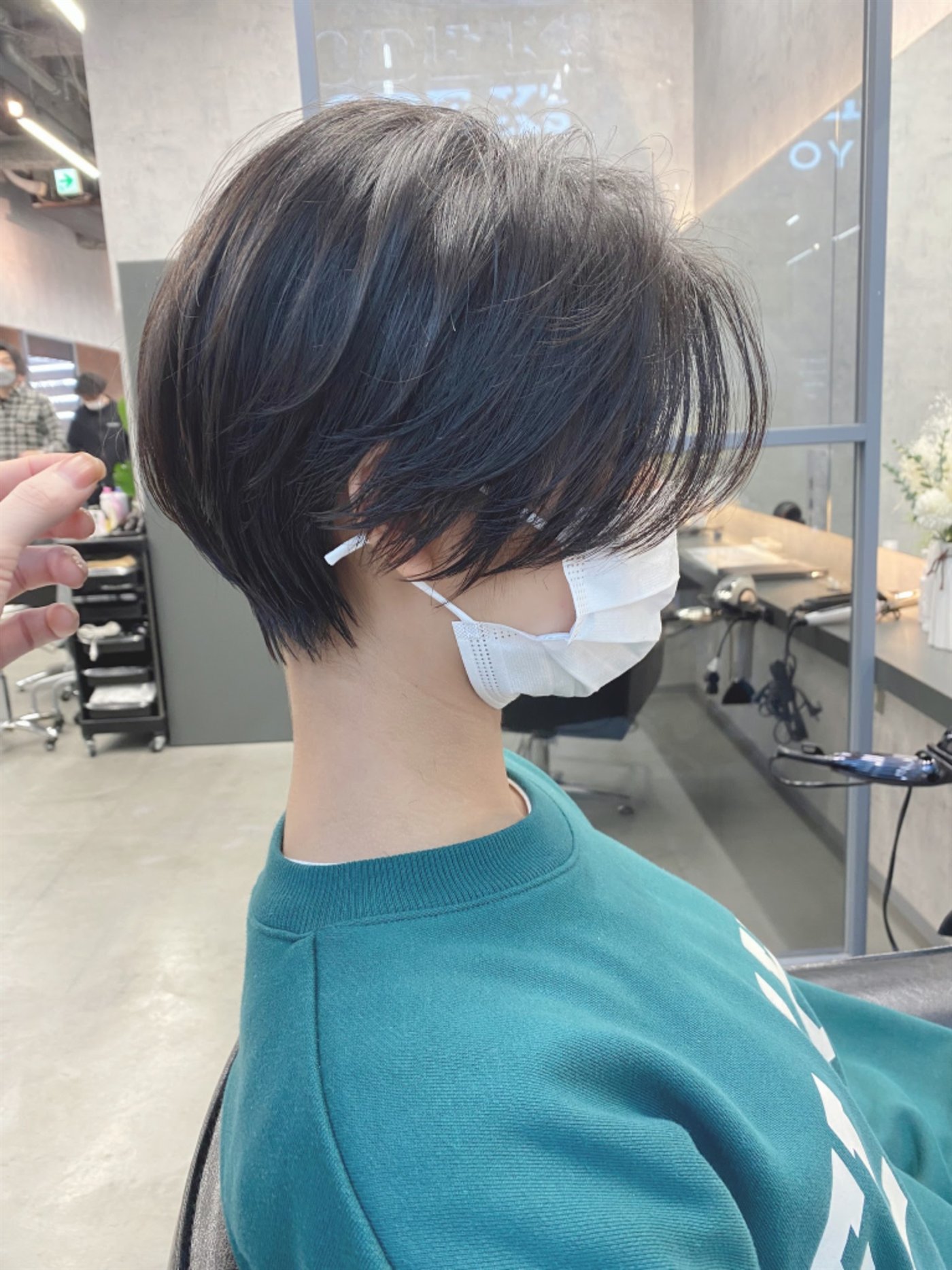 襟足を首に沿わせ耳まわりを軽くした黒髪の骨格補正ショート