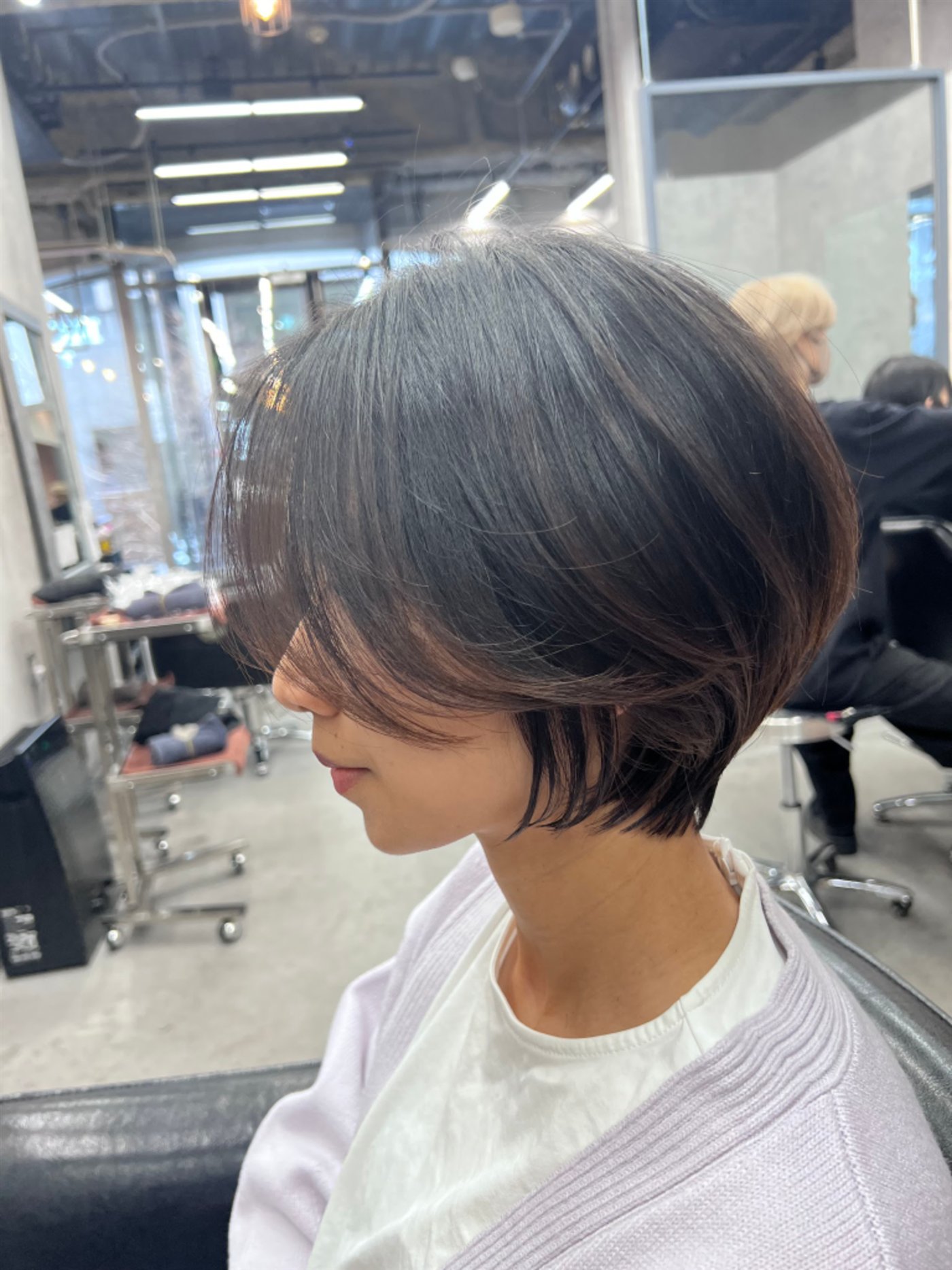 後頭部に奥行きと丸みを持たせ顔まわりを長めに残したショート