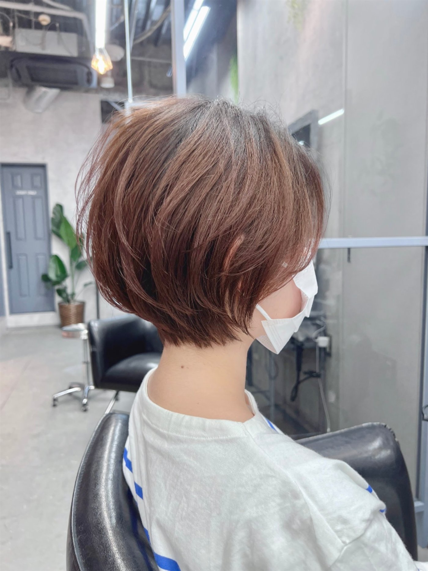 サイドと後頭部に丸みを持たせた面長に合わせやすいショートの横後ろ姿
