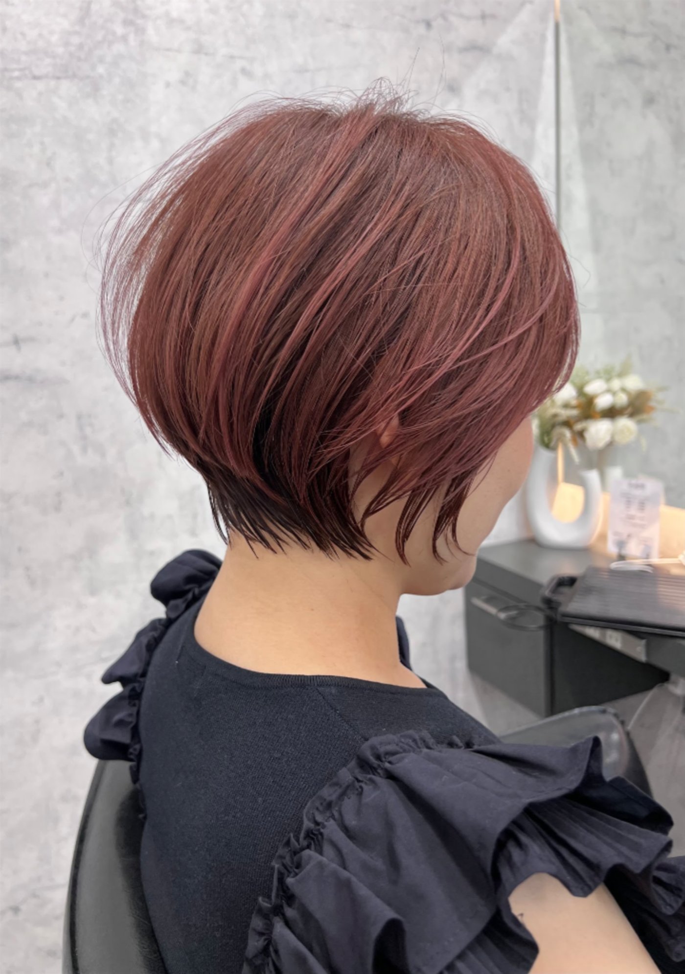 丸顔に似合う顔まわりを残したショートヘア